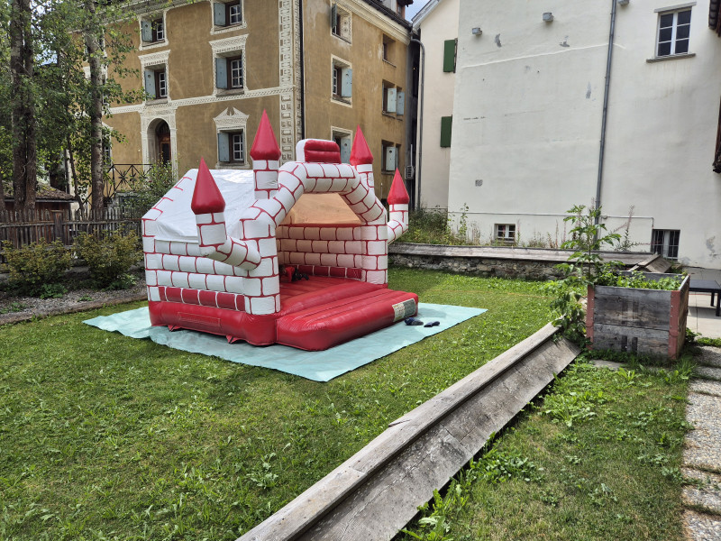 Hüpfburg im Pfarrgarten
